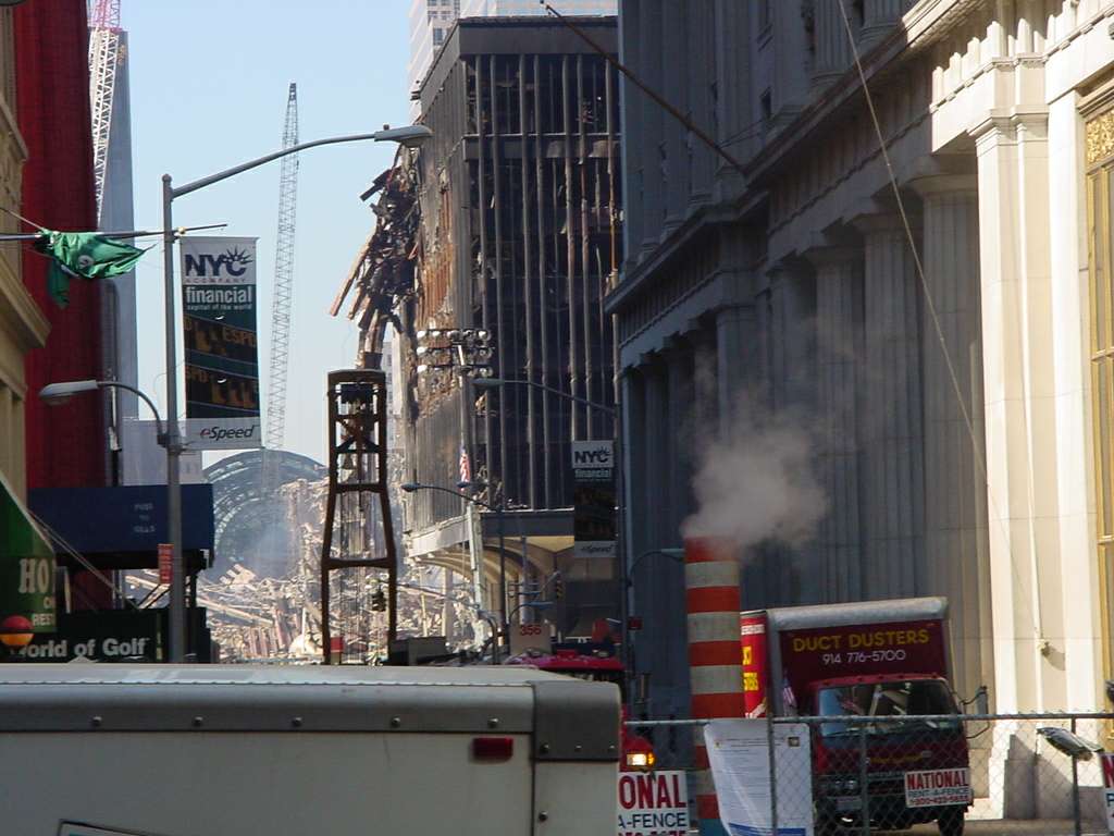 frammenti delle torri incastrati negli edifici adiacenti