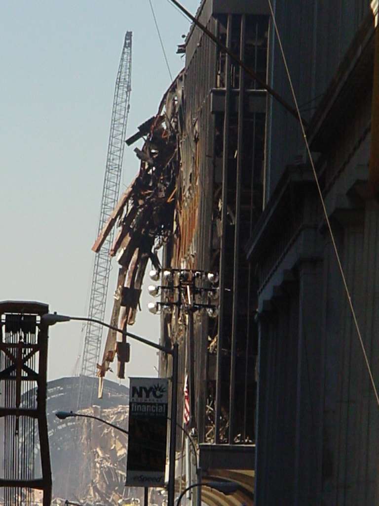 frammenti delle torri incastrati negli edifici adiacenti