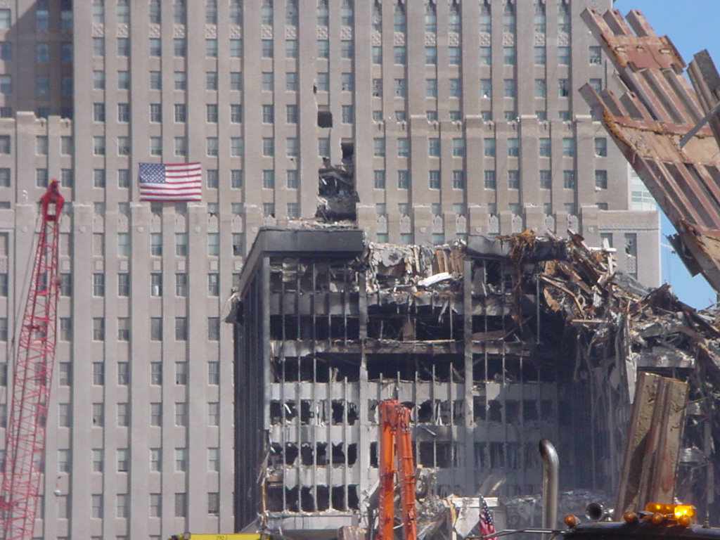 WTC 7 dopo il crollo del WTC 1