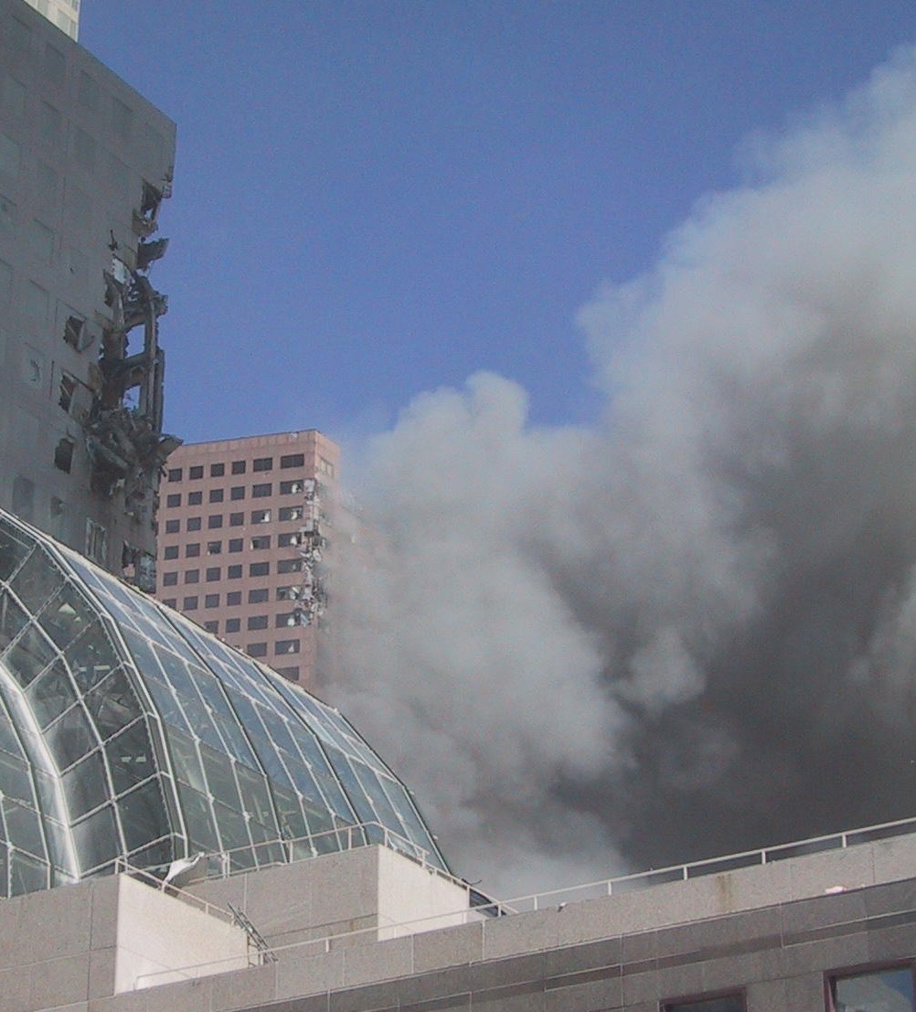 WTC 7 dopo il crollo del WTC 1
