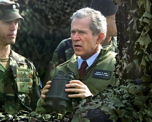 Bush con binocolo stappato