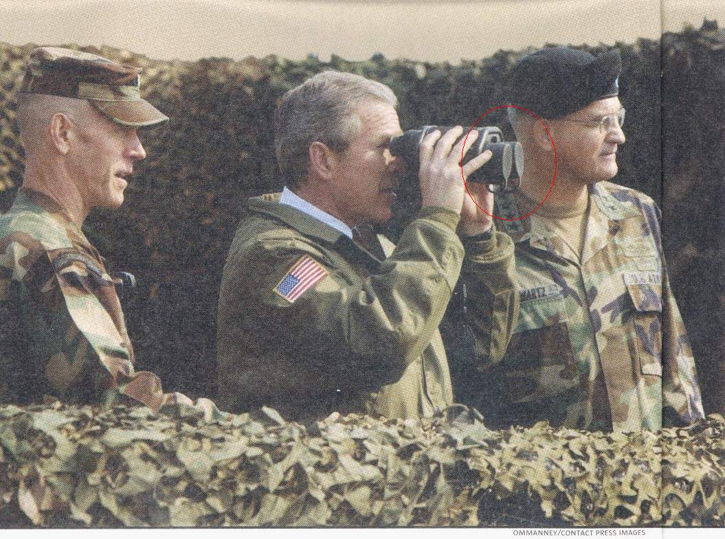 foto di Bush con binocolo tappato