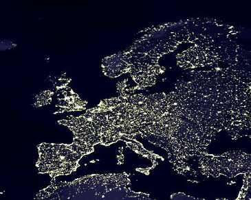 foto nasa dell'europa di notte
