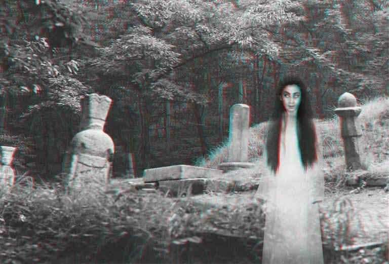[foto del 'fantasma' al cimitero]
