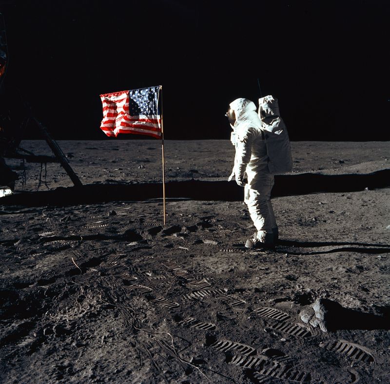 [Buzz Aldrin saluta la bandiera]