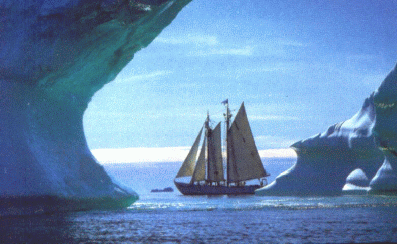 barca fra gli iceberg