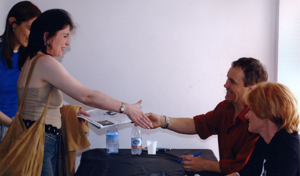 [elena riceve autografo e stretta di mano da Jeffrey Combs]