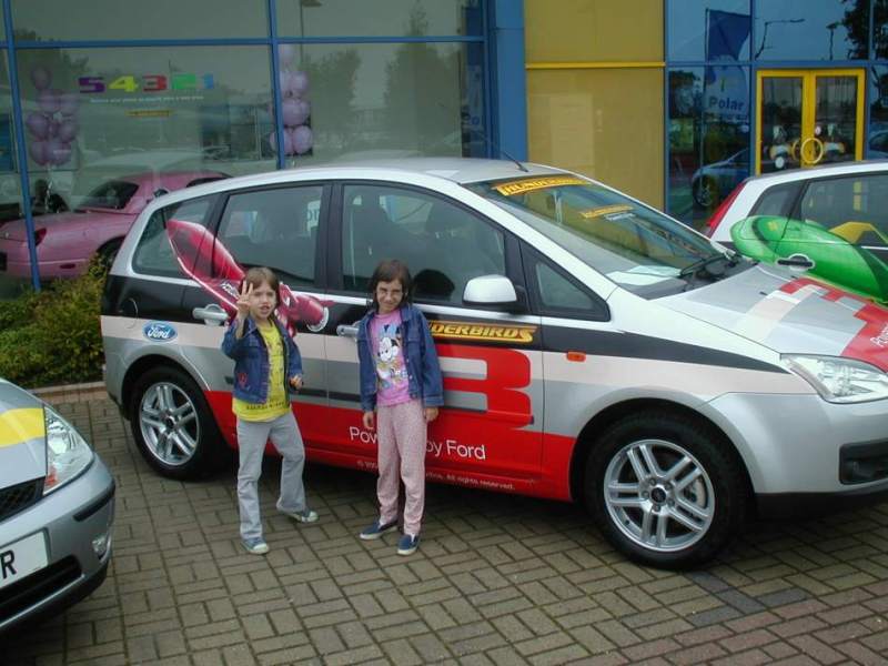[altra Ford decorata in tema Thunderbirds]